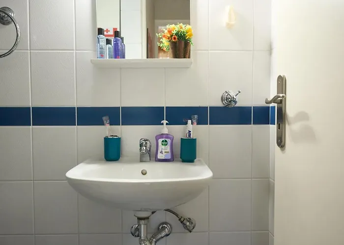 Neossia - Escape Tripoli